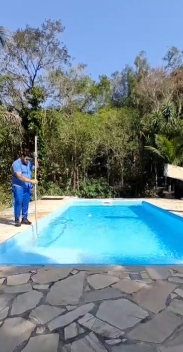 Piscina de azulejo após o serviço de manutenção