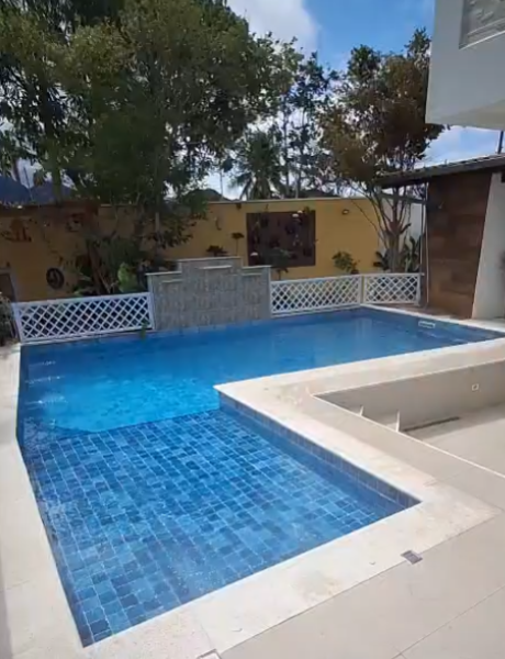 Piscina de azulejo com borda infinita